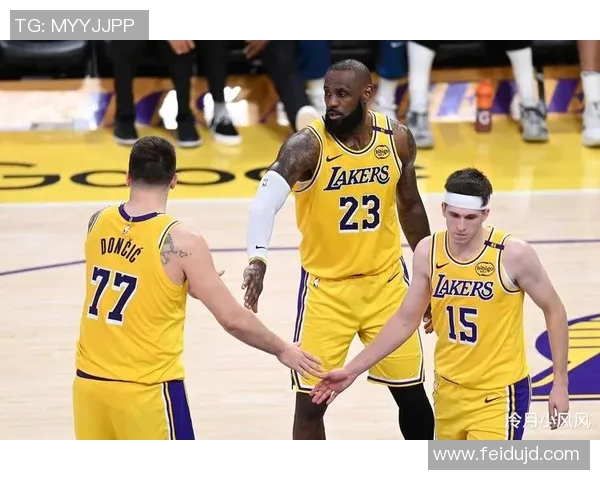 詹姆斯缺阵马刺战将错失年度奖项，东契奇有望及时复出助力全明星